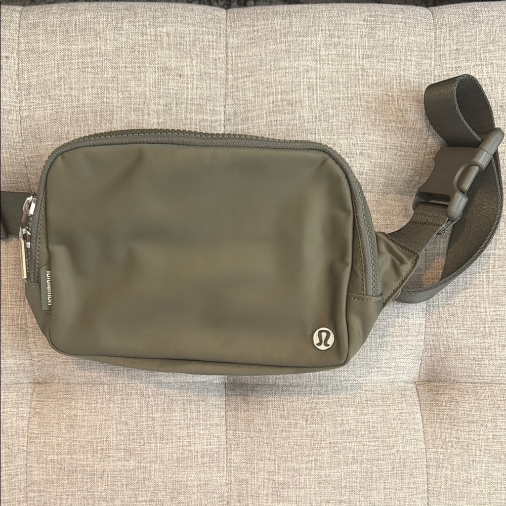lululemon belt bag Olive Green